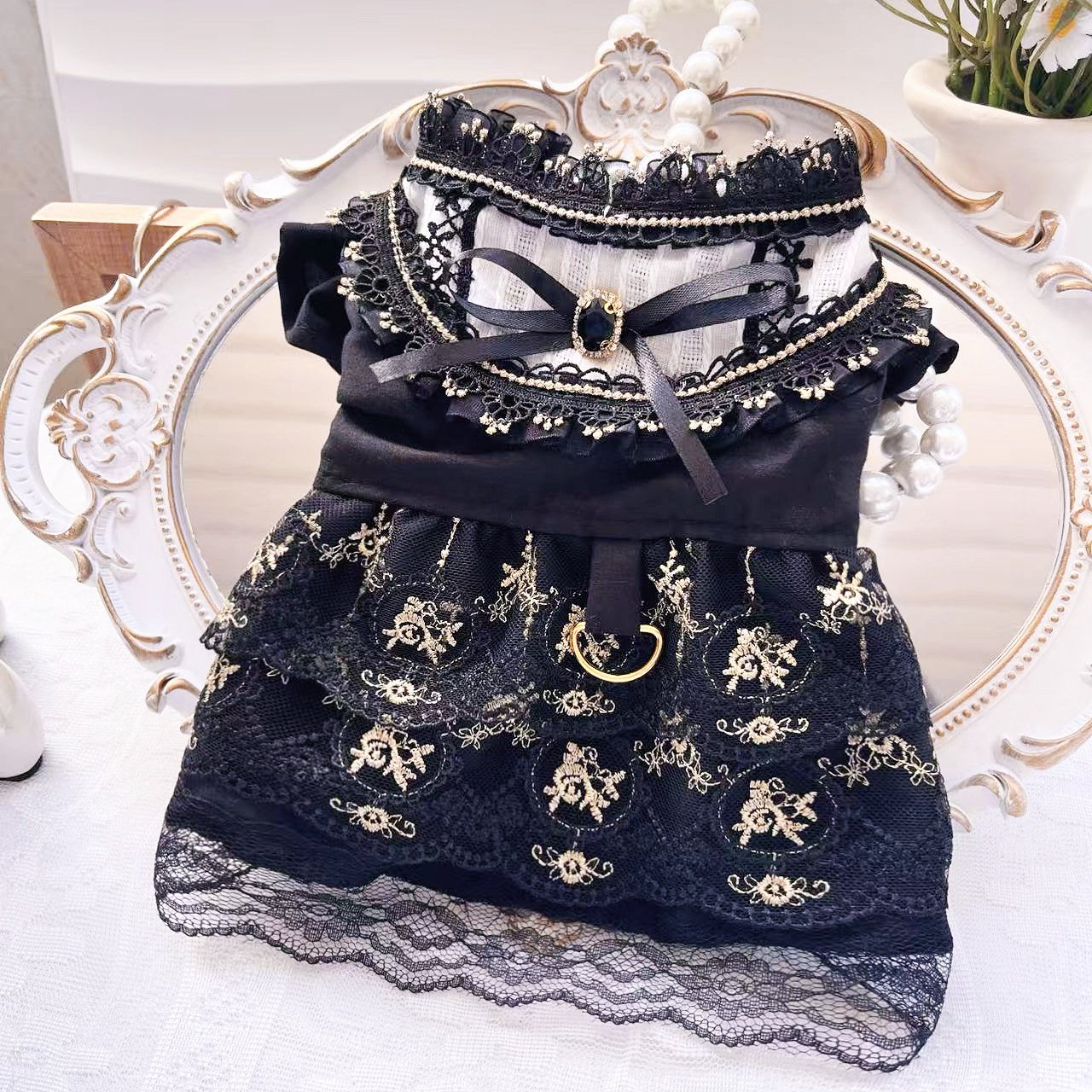 Saia Gótica Dourada para Gatos e Cães – Estilo Fashion Pet